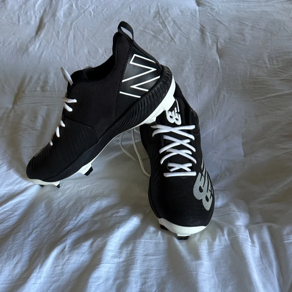 New Balance Black And White Baseball Cleats - Picture 2 of 7